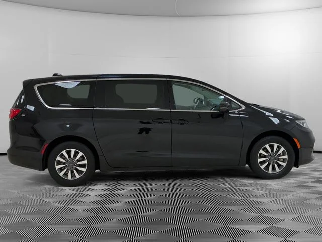Used 2024 Chrysler Pacifica - photo 6