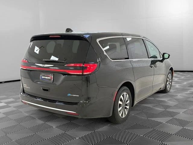 Used 2024 Chrysler Pacifica - photo 2