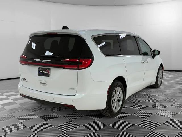 Used 2024 Chrysler Pacifica - photo 2