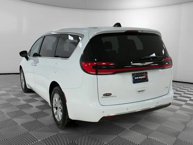 Used 2024 Chrysler Pacifica - photo 6
