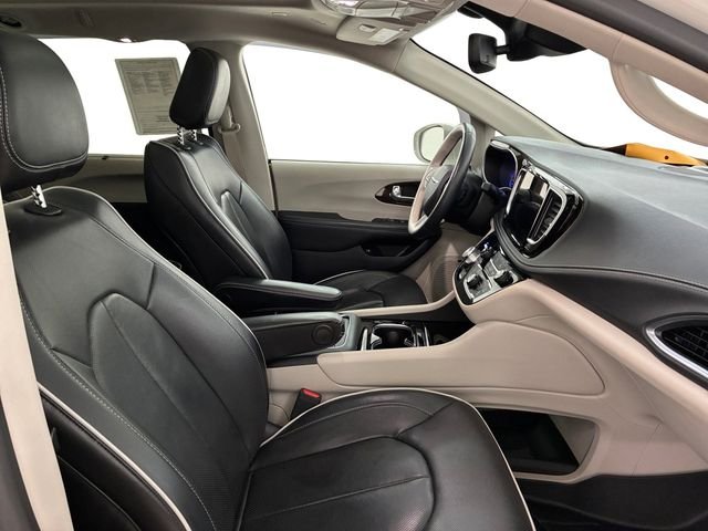 Used 2021 Chrysler Pacifica - photo 1