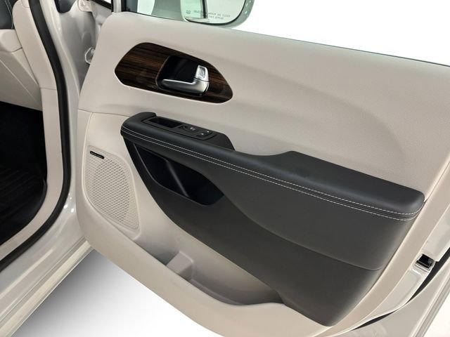 Used 2021 Chrysler Pacifica - photo 2