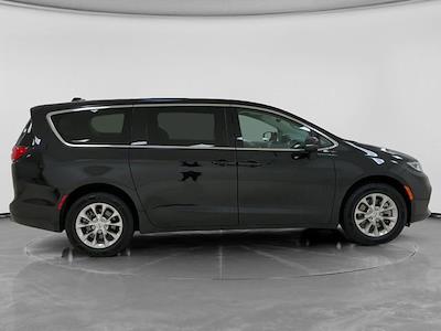 Used 2023 Chrysler Pacifica - photo 1