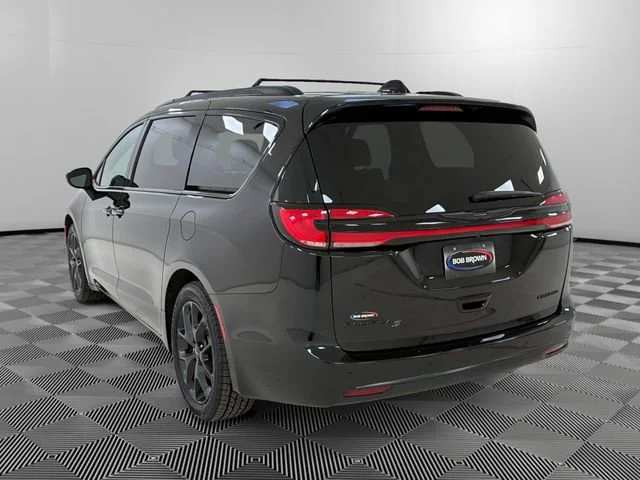 Used 2025 Chrysler Pacifica - photo 7