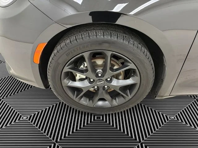 Used 2025 Chrysler Pacifica - photo 11
