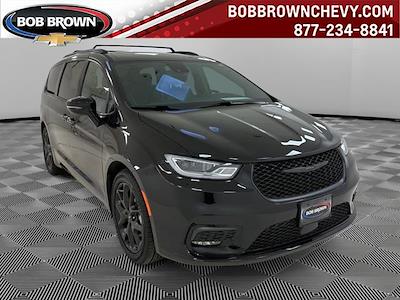 Used 2025 Chrysler Pacifica - photo 1