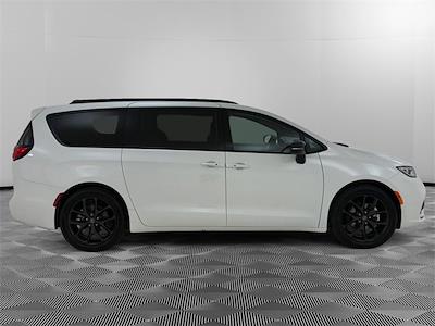 Used 2025 Chrysler Pacifica Limited Minivan for sale #P539385 - photo 2