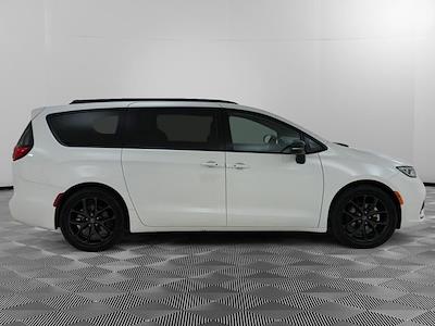 Used 2025 Chrysler Pacifica - photo 1