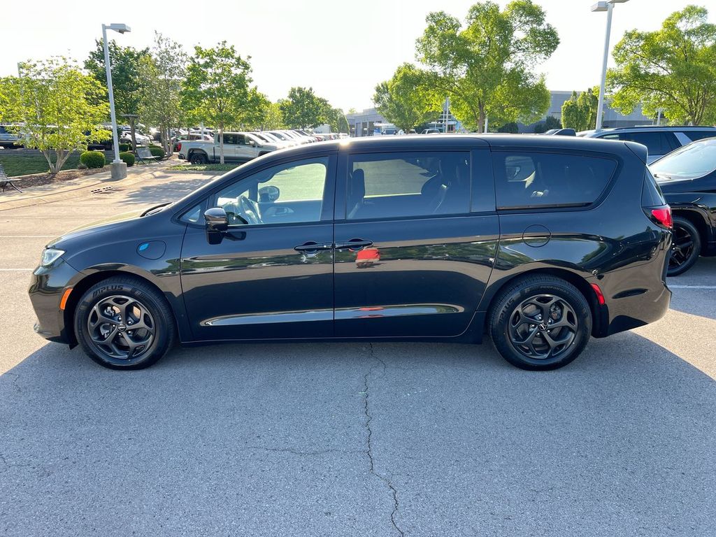 Used 2022 Chrysler Pacifica - photo 1