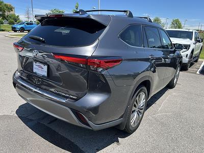 Used 2022 Toyota Highlander Platinum AWD SUV for sale #R272872A - photo 2