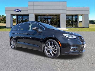 Used 2022 Chrysler Pacifica - photo 1