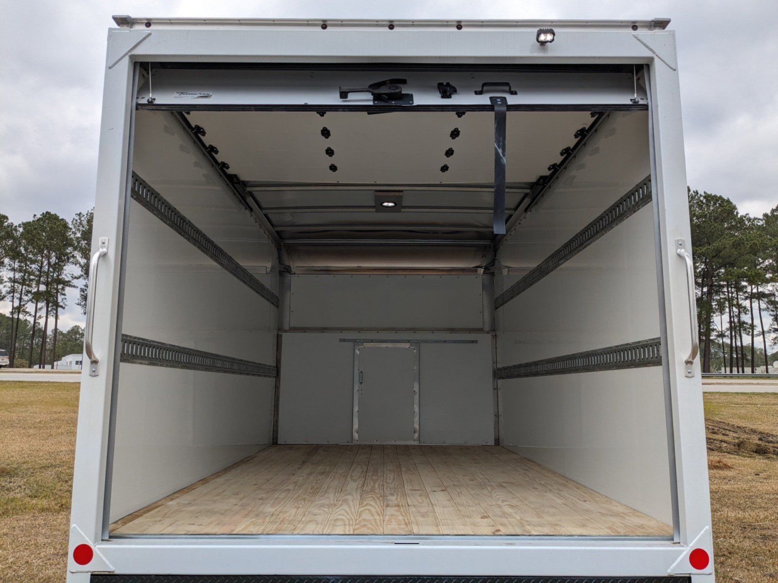 Used 2024 Ford E-450 - photo 13