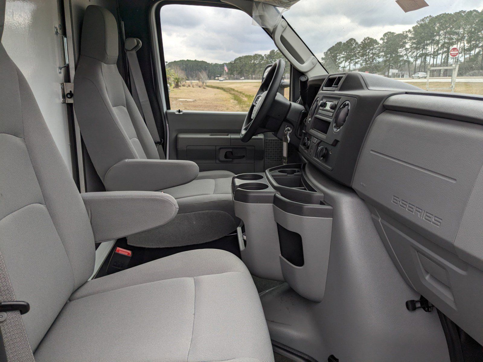 Used 2024 Ford E-450 - photo 15