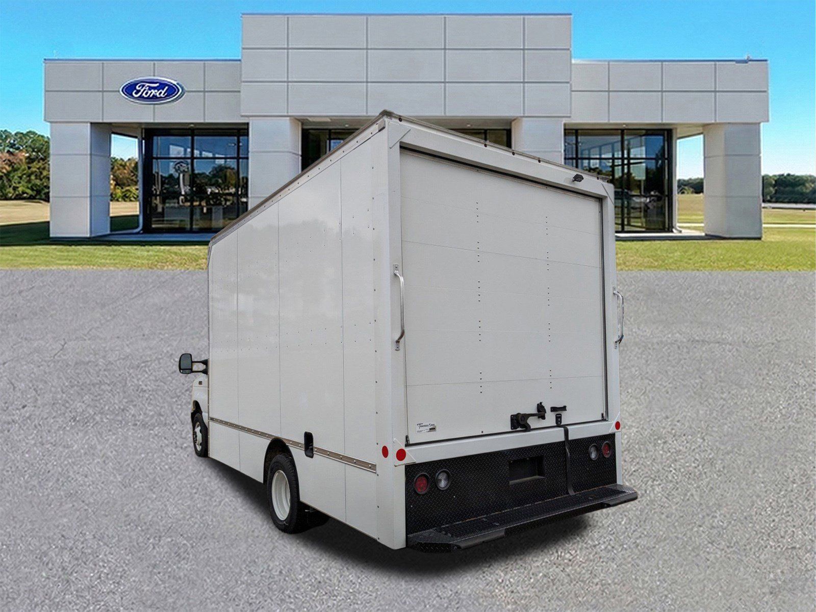 Used 2024 Ford E-450 - photo 7
