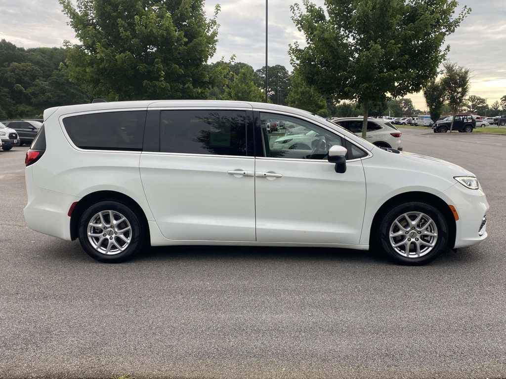 Used 2023 Chrysler Pacifica - photo 2