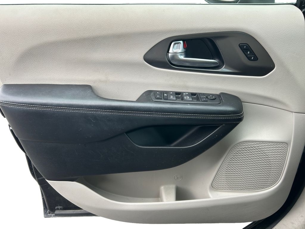 Used 2023 Chrysler Pacifica - photo 18