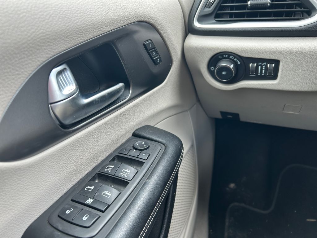 Used 2023 Chrysler Pacifica - photo 19