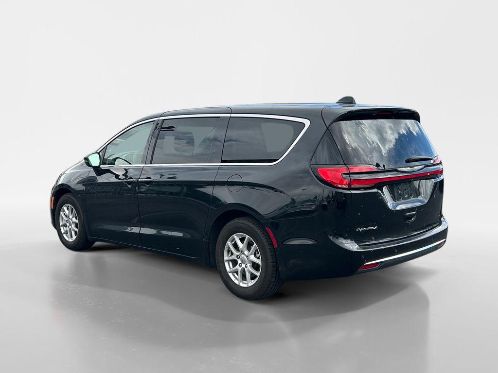Used 2023 Chrysler Pacifica - photo 2