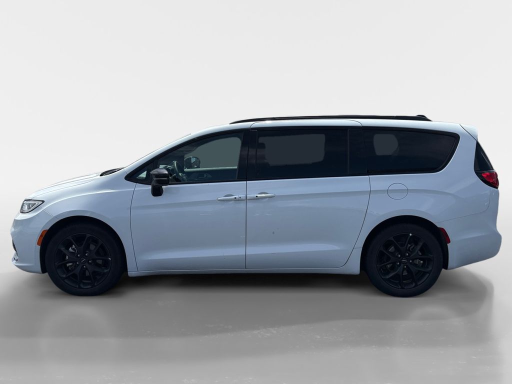 Used 2025 Chrysler Pacifica - photo 2
