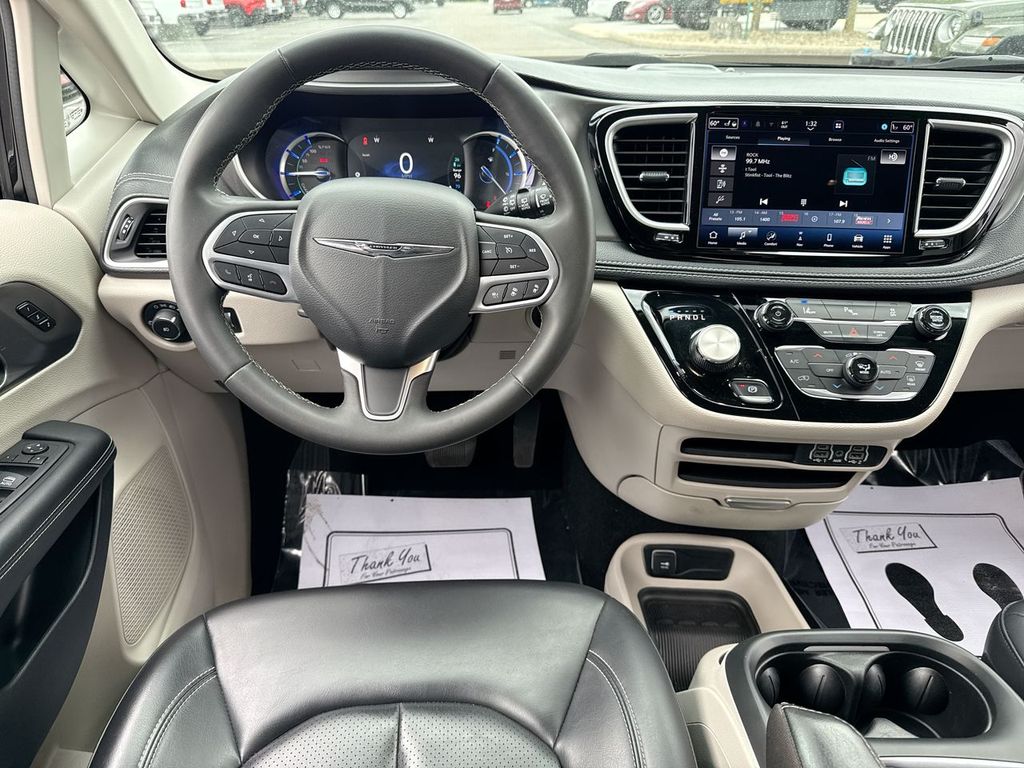 Used 2024 Chrysler Pacifica - photo 1