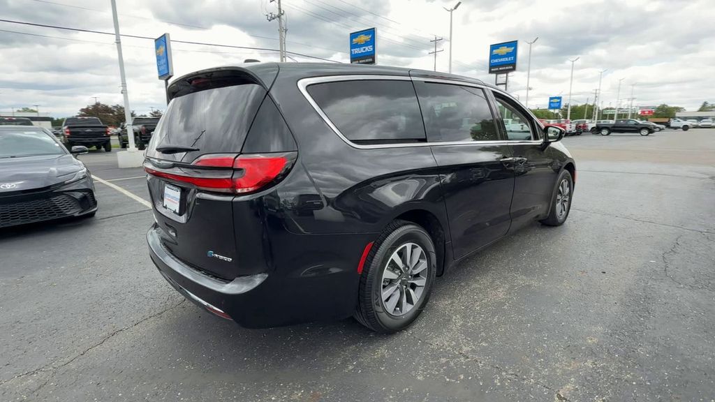 Used 2024 Chrysler Pacifica - photo 9