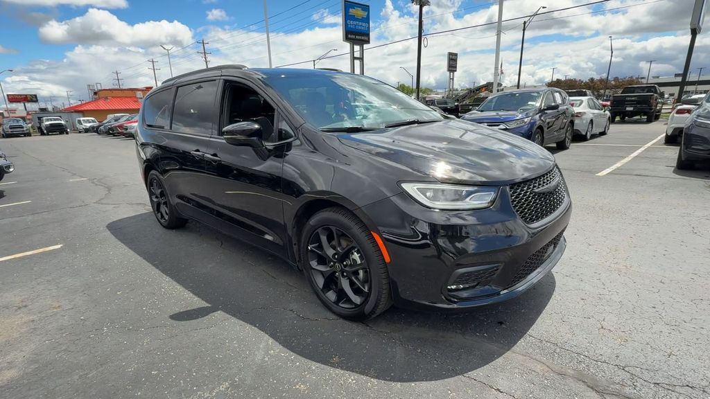 Used 2025 Chrysler Pacifica - photo 1