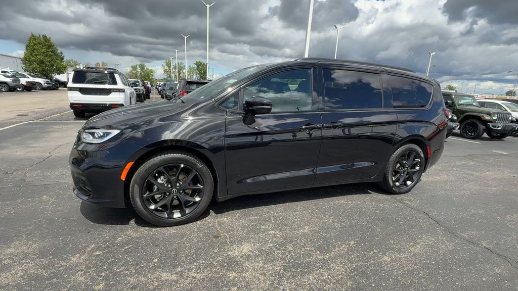 Used 2025 Chrysler Pacifica - photo 21