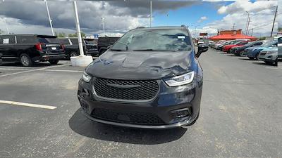 Used 2025 Chrysler Pacifica - photo 2