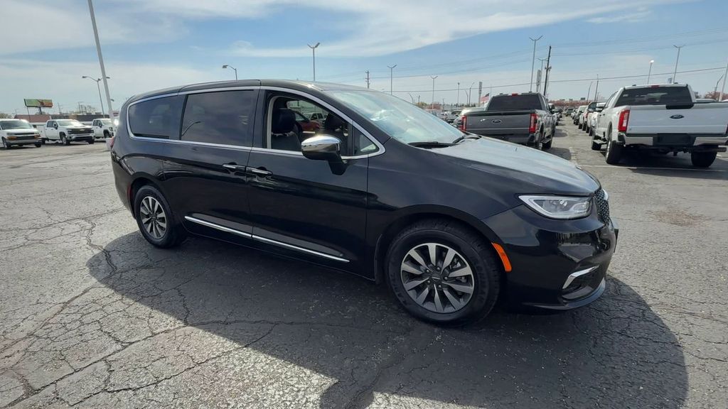 Used 2023 Chrysler Pacifica - photo 1