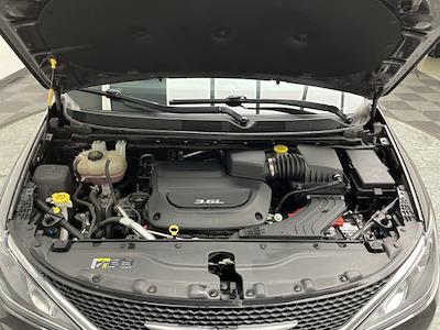 Used 2017 Chrysler Pacifica - photo 1