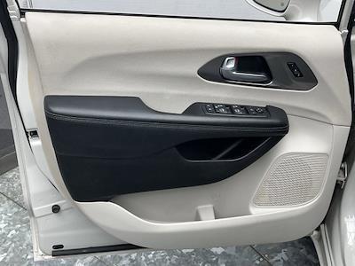 2017 Chrysler Pacifica FWD Minivan for sale #T7789 - photo 2