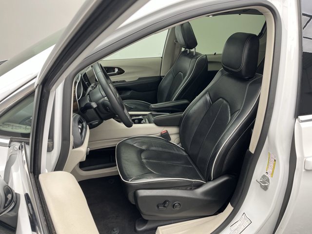 Used 2023 Chrysler Pacifica - photo 6