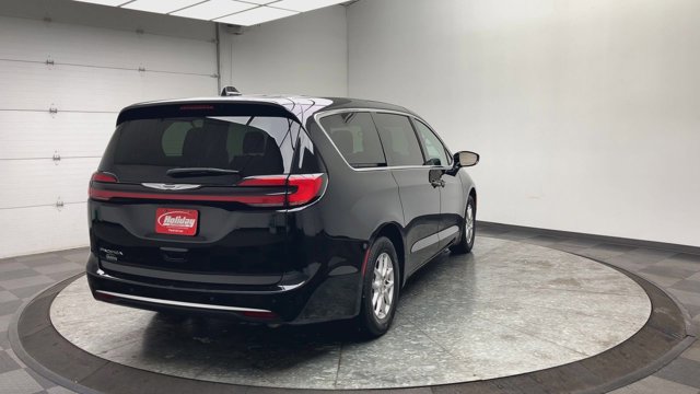Used 2024 Chrysler Pacifica Touring L Minivan - photo 2