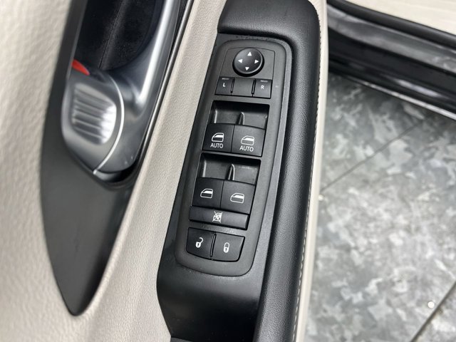 Used 2024 Chrysler Pacifica Touring L Minivan - photo 2