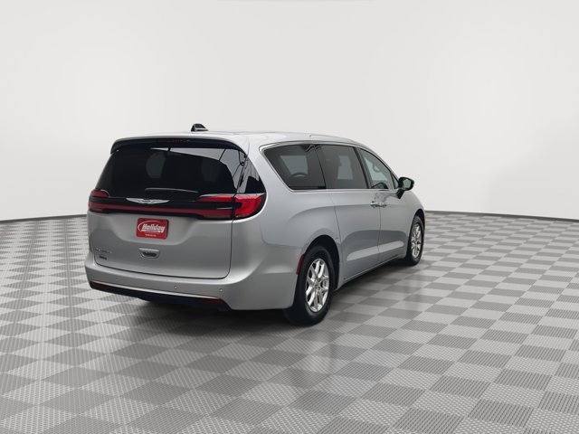 Used 2024 Chrysler Pacifica Touring L Minivan - photo 2