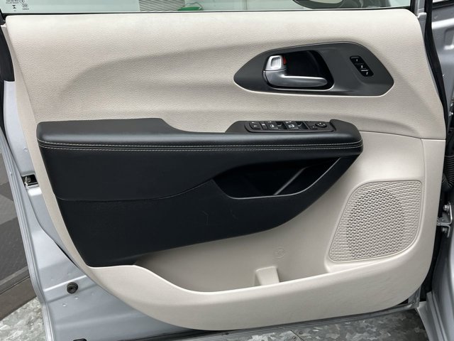 Used 2024 Chrysler Pacifica - photo 9