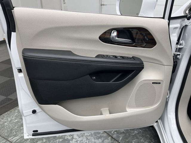 Used 2022 Chrysler Pacifica - photo 6