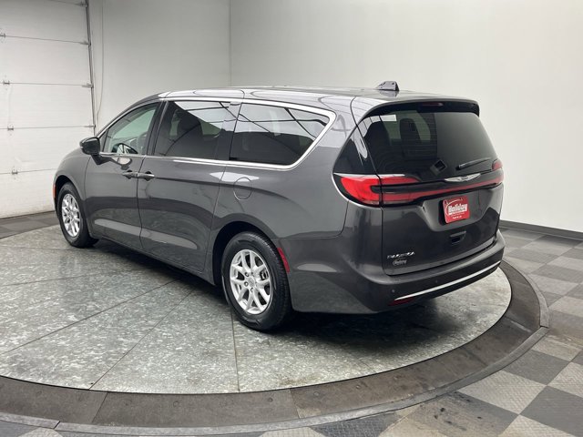 Used 2023 Chrysler Pacifica - photo 5