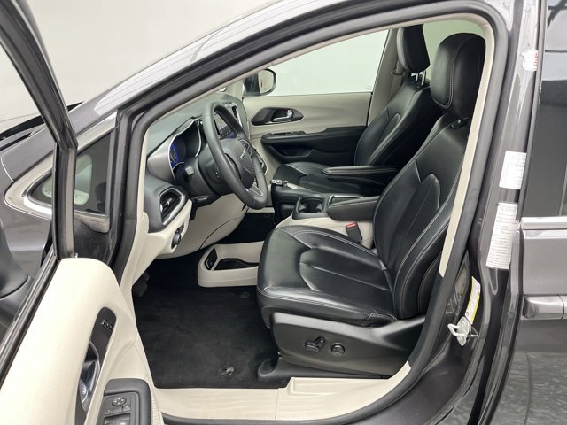 Used 2023 Chrysler Pacifica - photo 6