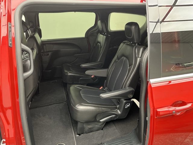 Used 2025 Chrysler Pacifica - photo 9