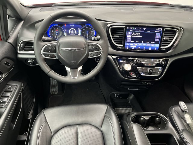 Used 2025 Chrysler Pacifica - photo 12
