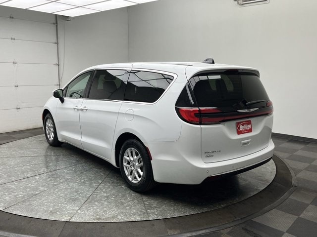 Used 2023 Chrysler Pacifica - photo 5