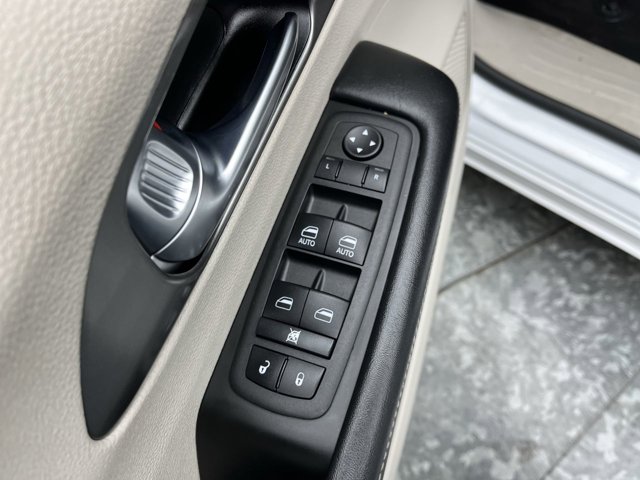 Used 2023 Chrysler Pacifica - photo 10