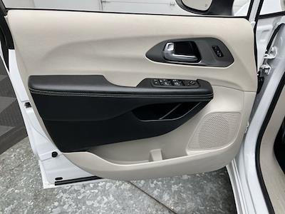 Used 2023 Chrysler Pacifica - photo 1