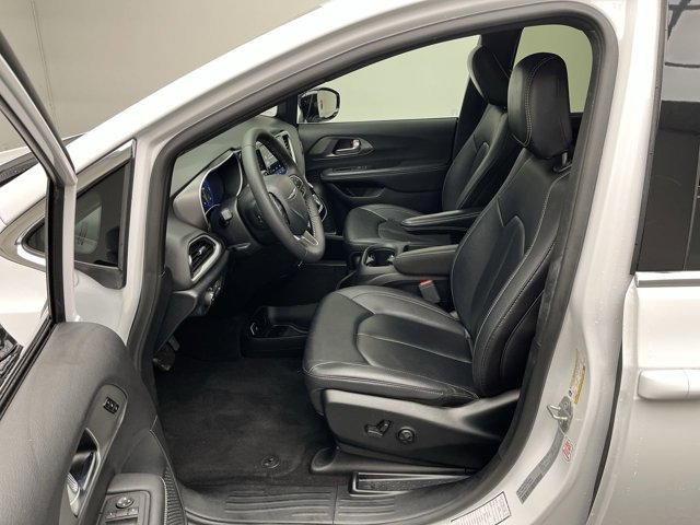 Used 2025 Chrysler Pacifica - photo 6