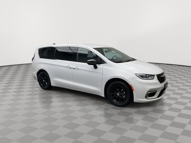 Used 2025 Chrysler Pacifica - photo 40