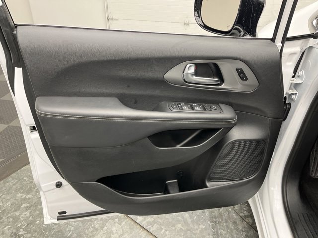 Used 2025 Chrysler Pacifica - photo 9