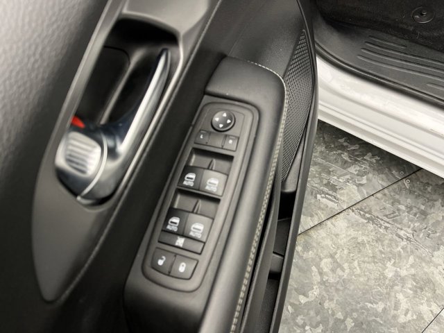 Used 2025 Chrysler Pacifica - photo 10