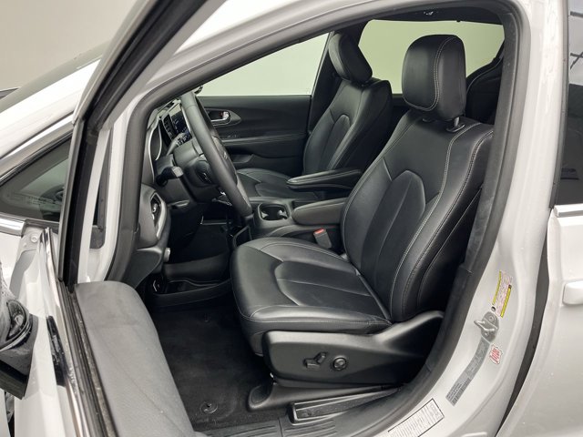 Used 2025 Chrysler Pacifica - photo 11