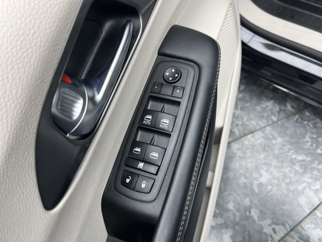 Used 2023 Chrysler Pacifica - photo 5
